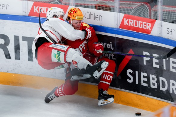 Yanik Burren (EHCB), links, gegen PostFinance Top Scorer Malte Stroemwall (SCRJ) waehrend der Meisterschaftspartie der National League zwischen den SC Rapperswil Jona Lakers und dem EHC Biel, am Samst ...