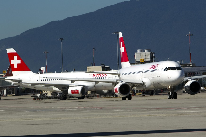 THEMENBILD ZU DEN RENTABILITAETSPROBLEMEN DER FLUGGESELLSCHAFT SWISS AM STANDORT FLUGHAFEN GENF COINTRIN --- A Swiss International Air Lines aircraft runs on taxiway at Geneva International Airport in ...