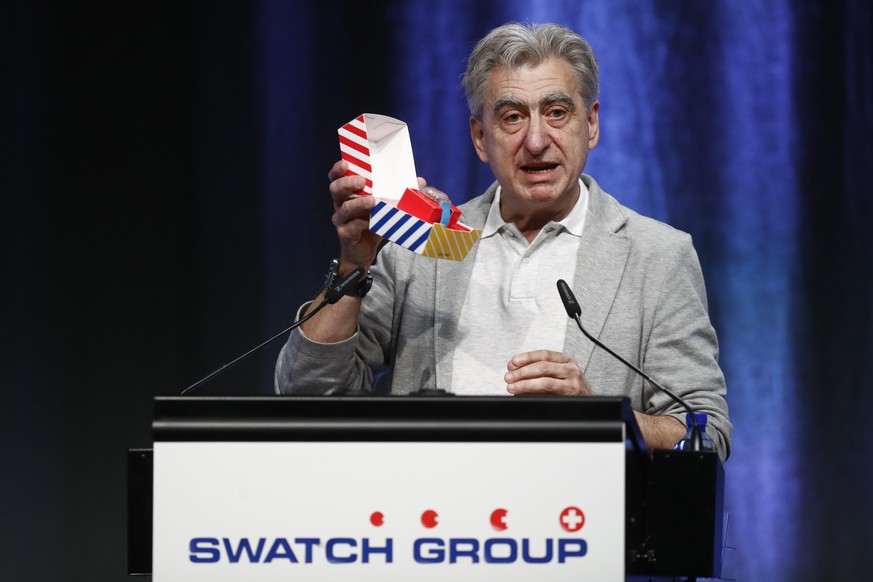 ARCHIVBILD ZUM HALBJAHRESERGEBNIS 2019 DER SWATCH GROUP, AM MITTWOCH, 17. JULI 2019 ---- Nick Hayek, CEO Swatch Group, presents the packaging from the new Swatch Drive Thru Store, recently opened in B ...