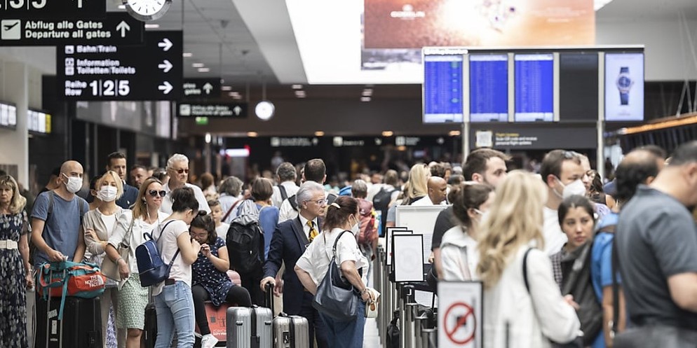 In vielen Kantonen sind die Sommerferien bereits im Gange. Nun ist es auch in Zürich so weit und viele Reiselustige strömen an den Flughafen. Weshalb es aber nicht gut ist, über drei Stunden vor Abflu ...