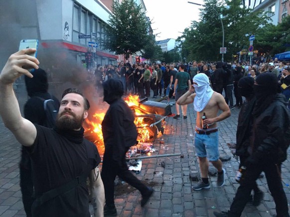 4 Frauen, 161 BrÃ¤nde, 476 verletzte Polizisten â der G20-Gipfel in Zahlen
Ein Bild sagt mehr als 1000 Worte. &quot;Globalisierungsgegner&quot; mit iPhone...