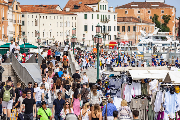 Overtourism in Venedig. Fünf Euro Eintritt zahlen Tagesbesucher seit 2024. Während der Hauptsaison werden Tagesgäste am Wochenende zur Kasse gebeten. 30 Millionen Touristen im Jahr bei 50.000 Einwohne ...