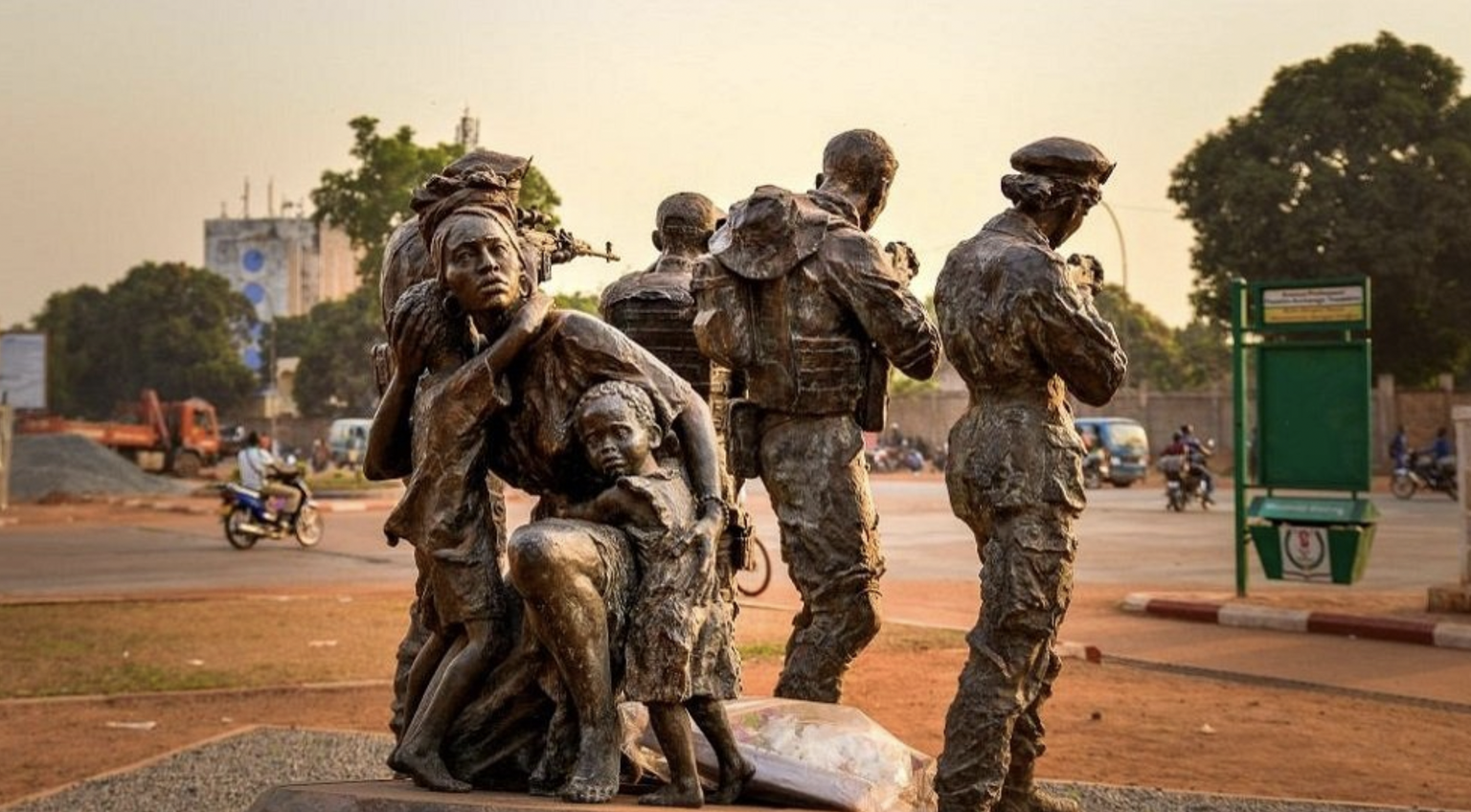 Das Denkmal zu Ehren der russischen Kämpfer, welche bei einem Rebellenangriff die zentralafrikanische Zivilbevölkerung beschützen.