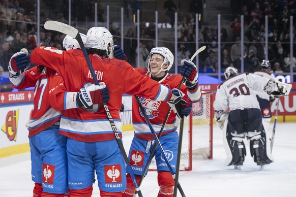 Derek Grant (ZSC) celebrates with his teammates after scoring the 4:4 goal during the Champions Hockey League Quarter-Final match between Switzerland&#039;s ZSC Lions and Germany