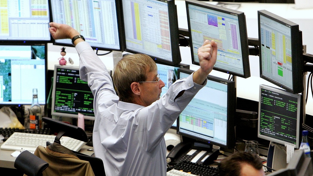 Ein Aktienhaendler streckt sich am Freitag, 19. September 2008, hinter seinen Computer-Bildschirmen an der Boerse in Frankfurt am Main. (AP Photo/Michael Probst) ---A broker stretches himself at the s ...