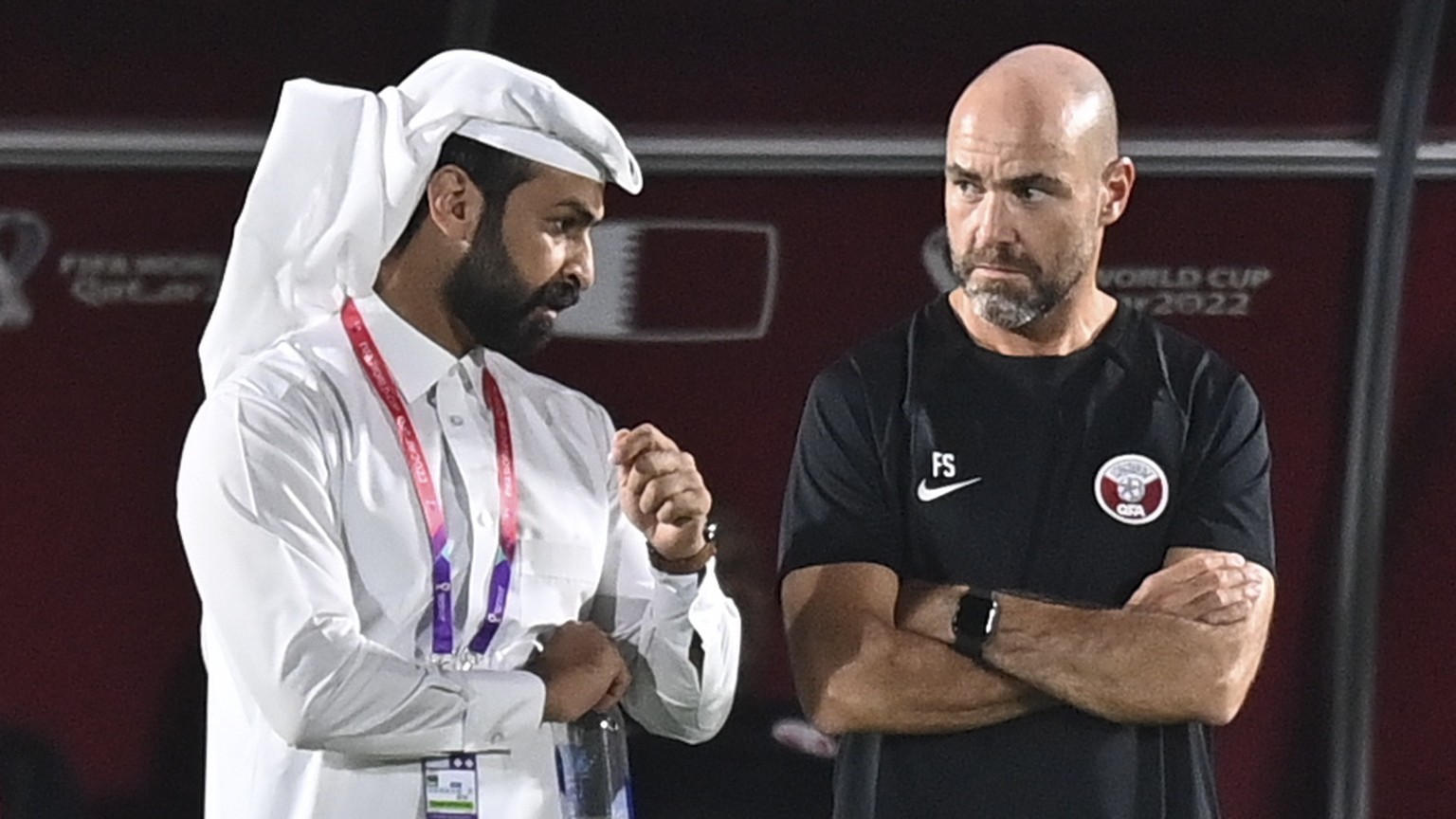 epa10310562 Qatar's head coach Felix Sanchez (R) leads his team's training session at the Aspire Zone training facilities in Doha, Qatar, 17 November 2022. Qatar will play the Opening Match of the FIF ...