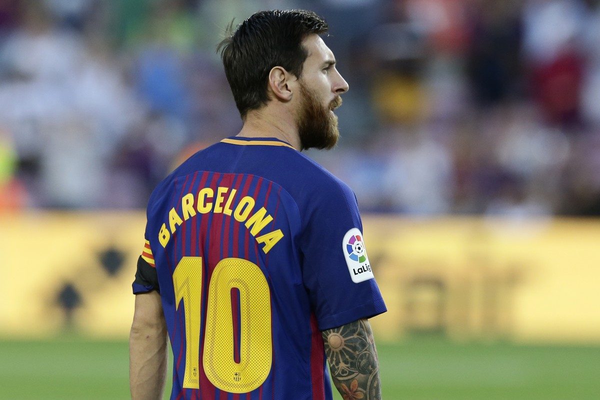Barcelona's Lionel Messi wears a shirt with 'Barcelona' on his back instead of his name as did all Barcelona players to pay homage to the van attack victims before a La Liga soccer matc ...
