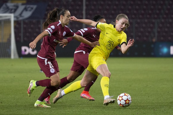 Servette&#039;s forward Natalia Padilla Bidas, left, fights for the ball with Chelsea&#039;s defender Niamh Charles, right, during the UEFA Women&#039;s Champions League group A soccer match between S ...