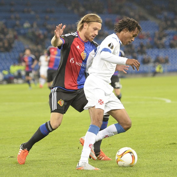 epa04989483 Basel&#039;s Michael Lang (L) fights for the ball against Belenenses&#039; Kuca (R) during the UEFA Europa League group I group stage soccer match between Switzerland&#039;s FC Basel 1893  ...