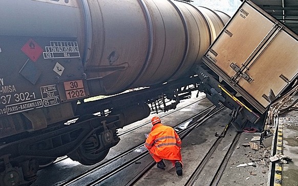 Die Unfallwagen bleiben in Schräglage.