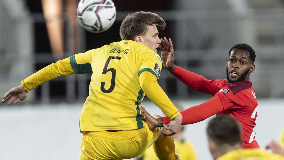 epa09103961 Lithuania's Markas Beneta (L) in action against Switzerland's Edimilson Fernandes (R) during the FIFA World Cup Qatar 2022 qualifying Group C soccer match between Switzerland and ...