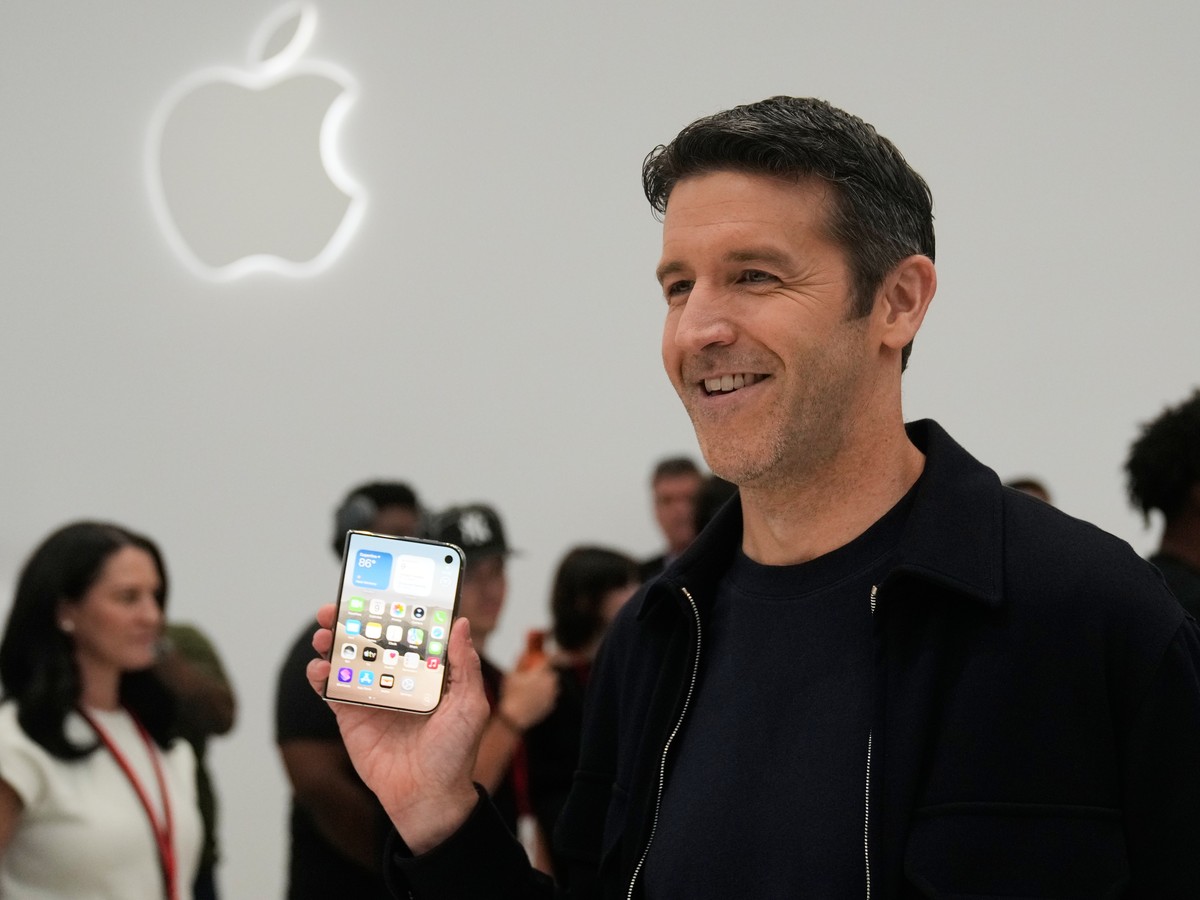 Apple CEO John Ternus displays the iPhone Duo on Wednesday, Sept. 9, 2026, on the Apple campus in Cupertino, Calif. (AP Photo/Jeff Chiu)
John Ternus