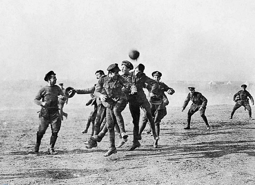 Einer der schönen Momente an der Westfront: Am Weihnachtsfrieden 1914 war es sogar möglich, dass deutsche Soldaten mit ihren britischen Feinden Fussball spielten. Das Bild ist symbolisch; es zeigt sch ...