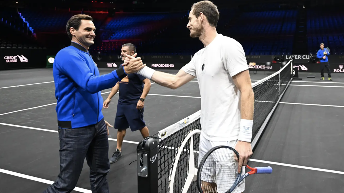Federer am Dienstag beim Handschlag mit Andy Murray.
