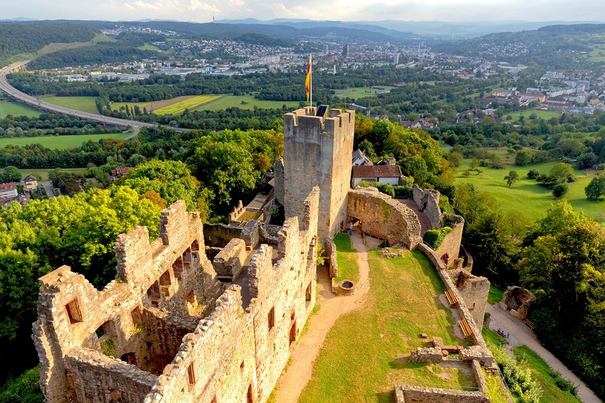 Ein Paradies zum Spazieren und Verweilen: Burg Rötteln mit Blick auf Lörrach.