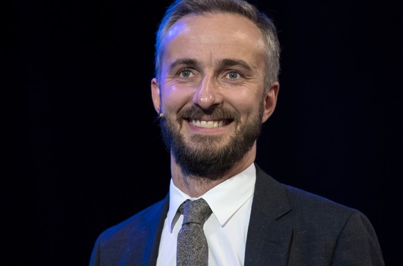 ARCHIV - 30.09.2018, Bayern, München: Jan Böhmermann, TV-Entertainer, nimmt am Unternehmensgründer- und Investorentreffen Bits &amp; Pretzels teil. (zu dpa &quot;Böhmermann verklagt Merkel wegen Kriti ...