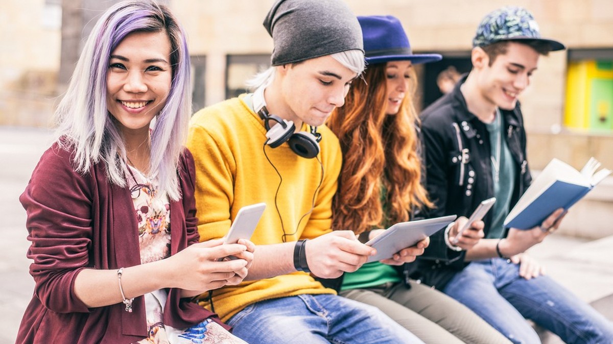 teenager mobile phone handy