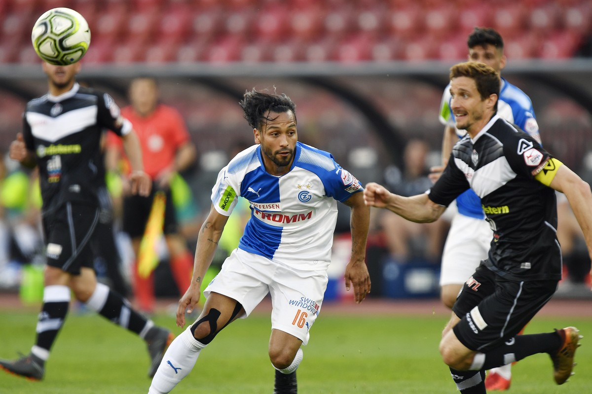 Der Grasshopper Jeffren Suarez, links, gegen den Tessiner Fulvio Sulmoni, rechts, beim Fussballspiel der Super League Grasshopper Club Zuerich gegen den FC Lugano im Stadion Letzigrund in Zuerich am  ...