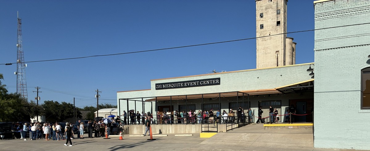 Das Mesquite Event Center in Abilene/Texas, eine Schlange politisch interessierter AmerikanerInnen.