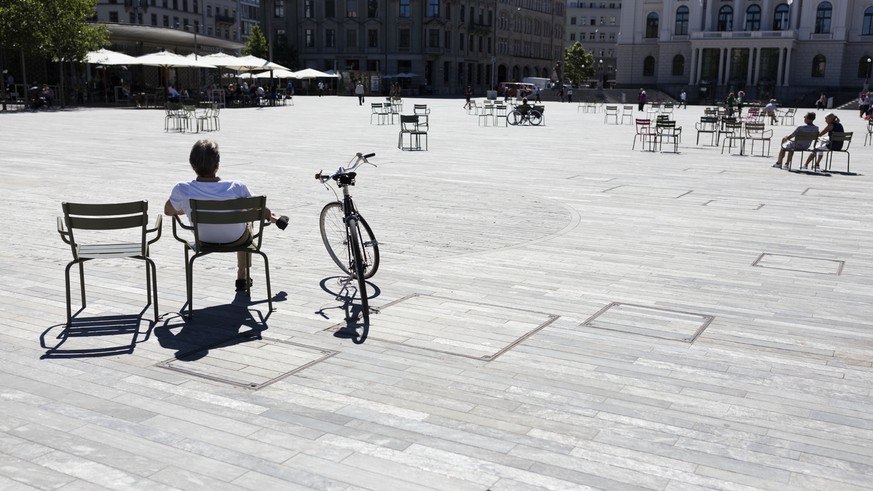 Sitting on chairs, pleople enjoy the sun on the Sechselaeutenplatz in Zurich, Switzerland, on June 22, 2016. (KEYSTONE/Gaetan Bally)

Menschen verweilen bei Sonnenschein auf Stuehlen sitzend auf dem S ...