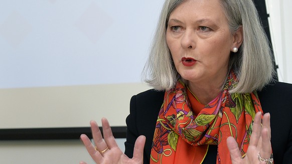 Valentin Vogt, links, Praesident des Schweizerischen Arbeitgeberverbandes und Doris Aebi, rechts, Direktorin der Aebi und Kuhn AG, an einer Medienkonferenz, am Dienstag, 21. April 2015, in Zuerich. De ...