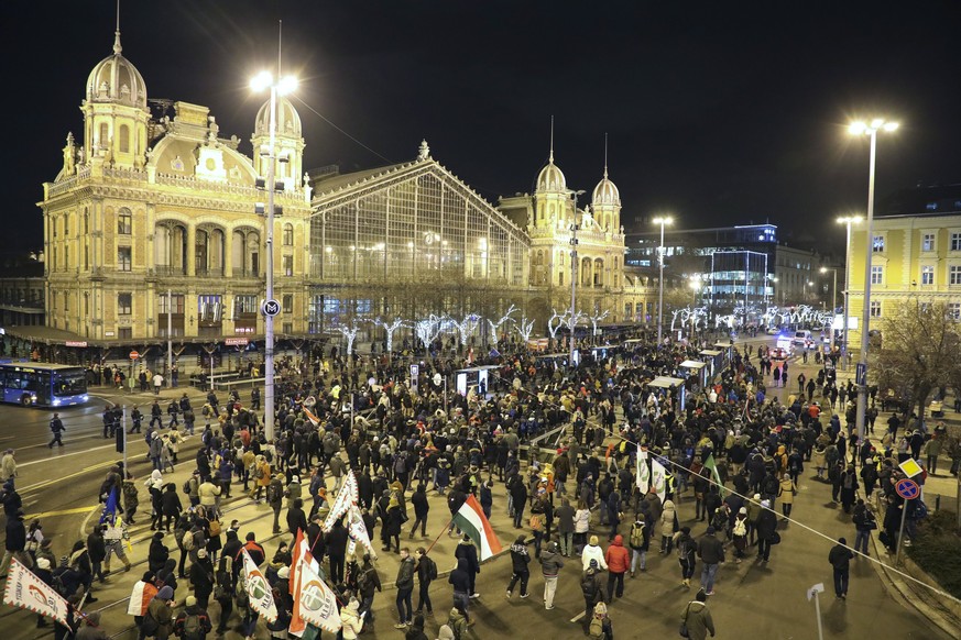 epa07231779 Participants of the anti-goverment demonstration walk in front of Nyugati (Western) Railway Station in Budapest, Hungary, 14 December 2018. EPA/BALAZS MOHAI HUNGARY OUT