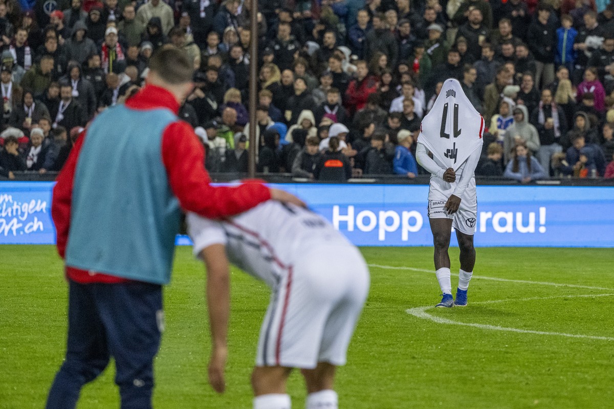 Die Aarauer mit Henri Koide reagieren nach der Niederlage beim Super League und Challenge League Meisterschaftsspiel zwischen dem FC Aarau und dem FC Yverdon vom Freitag, 15. Mai 2026 in Aarau. (KEYST ...