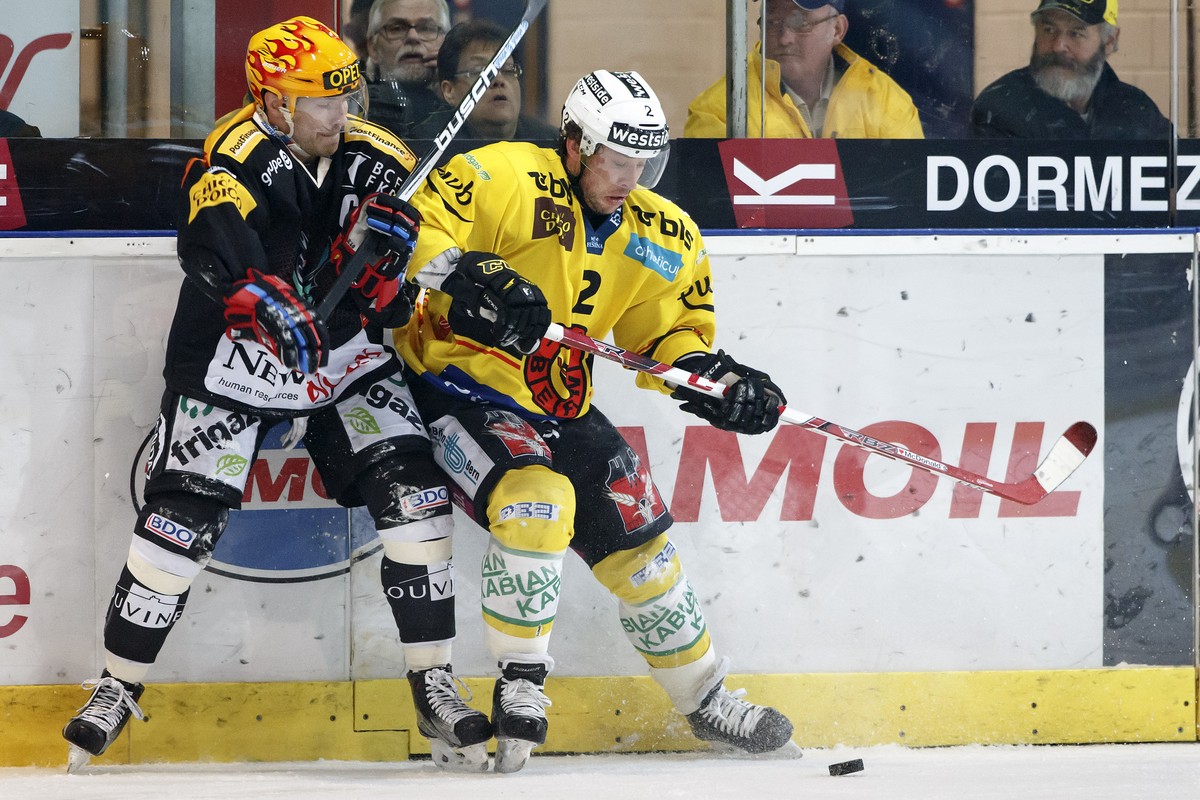 Andrej Bykow (l.) bleibt gegen Bern ohne Wirkung.