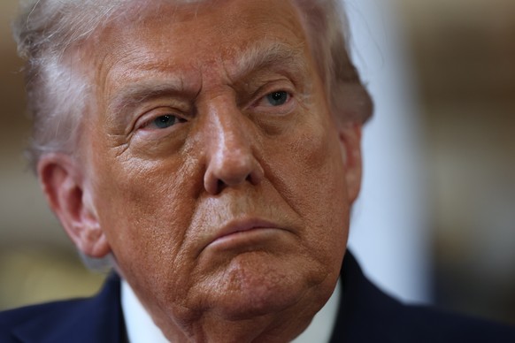 epa12387621 US President Donald J. Trump attends a press conference during his visit to Chequers, the country residence of the Prime Minister in Aylesbury, Britain, 18 September 2025. President Trump  ...