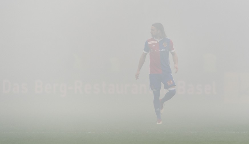 Basels Michael Lang steht im Rauch zu Beginn der zweiten Halbzeit das Stadion ein im Fussball Meisterschaftsspiel der Super League zwischen dem FC Basel 1893 und dem FC Sion im Stadion St. Jakob-Park  ...