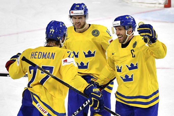 epa05980198 Sweden&#039;s defender Victor Hedman (L) celebrates with his teammates after scoring the 1-0 lead during the 2017 IIHF Ice Hockey World Championship final between Canada and Sweden in Colo ...