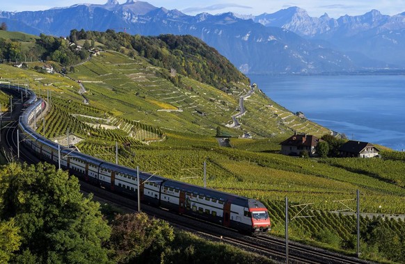 SCHWEIZ BAHN LAVAUX
Deux trains grandes lignes InterCity a double etages de la compagnie CFF-SBB circulent dans Lavaux, patrimoine mondial de l&#039;humanite de l&#039;UNESCO, avec le lac Leman et les ...