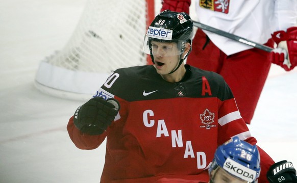 epa04751261 Jason Spezza of Canada celebrates after scoring the 2-0 goal during the Ice Hockey World Championship 2015 semifinal match between Canada and Czech Republic at O2 Arena in Prague, Czech Re ...