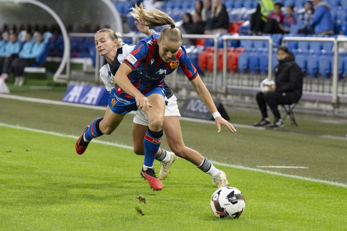 Die Baslerin Antonia Baass, vorne, im Duell mit Zuerichs Luisa Blumenthal im Fussball Meisterschaftsspiel der Women?s Super League zwischen dem FC Basel Frauen und dem FC Zuerich Frauen, am Freitag, 1 ...