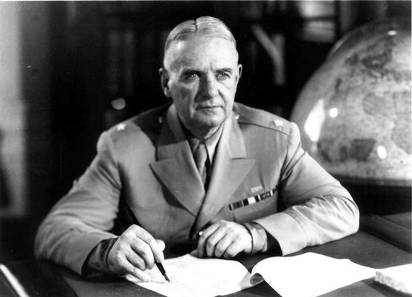 Wild Bill Donovan (1883–1959). Ab 1941 war er Geheimdienst-Koordinator im Stab von Präsident Franklin D. Roosevelt, danach von 1942 bis 1945 Leiter des Office of Strategic Services (OSS).