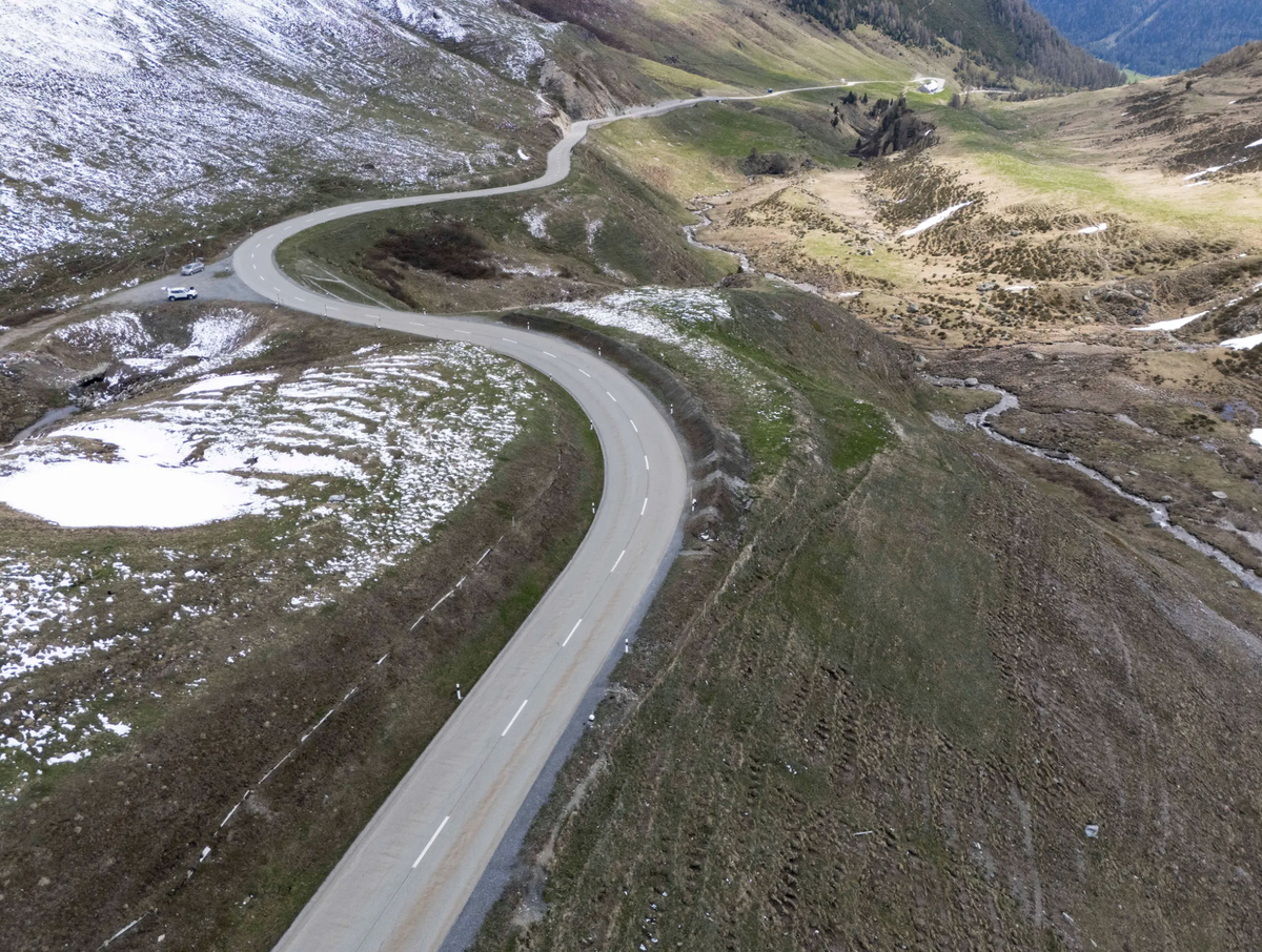 Drohnenaufnahme der gefährlichen Kurve. Früher blickten Verkehrsteilnehmer direkt auf einen Teil der Strasse weiter unten. Heute versperrt ein Erdwall diese trügerische Sicht.