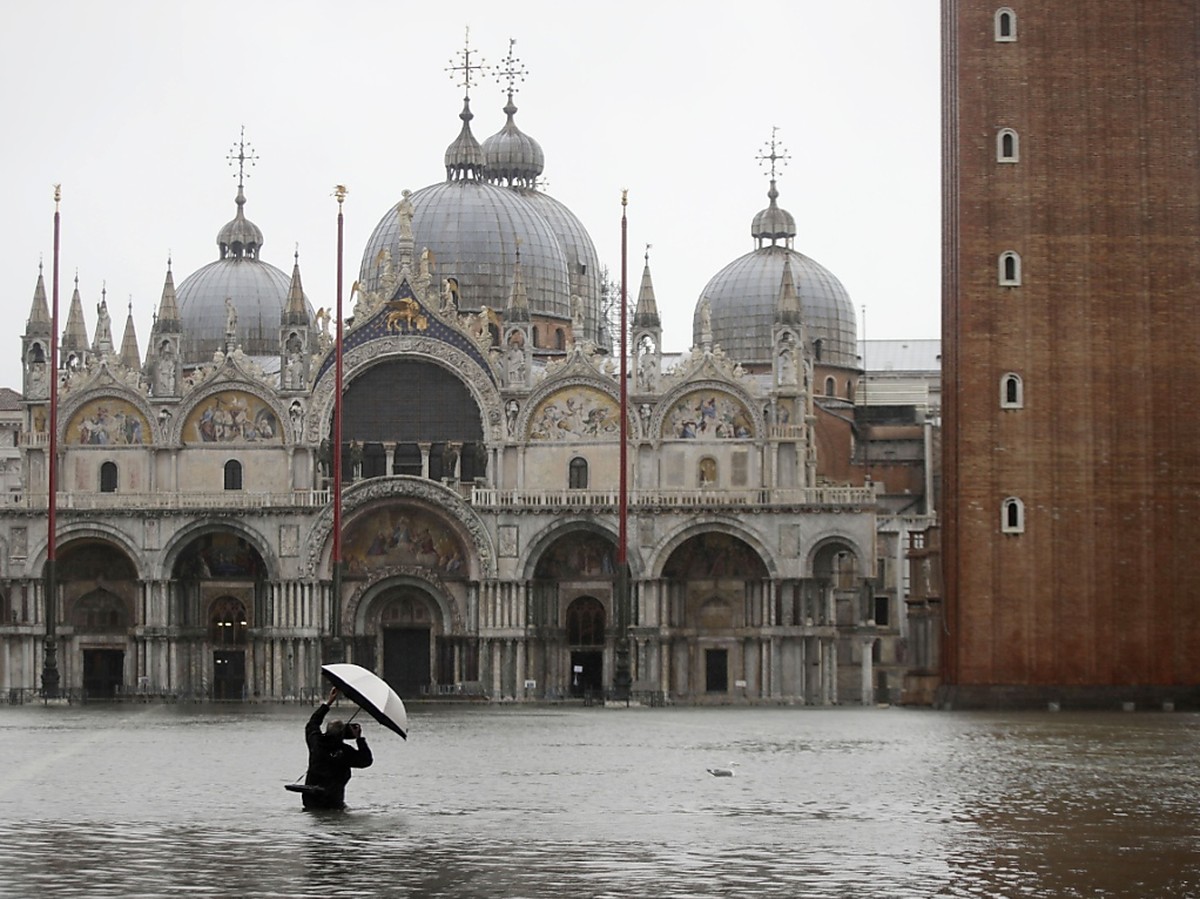 Der Wasserstand in Venedig ist am Freitagvormittag weiter angestiegen. Aus Sicherheitsgründen wurde der komplette Markusplatz gesperrt.(Archivbild)