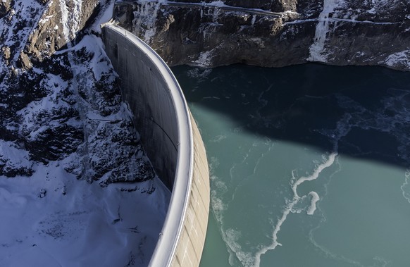 EMBARGO bis 09.02.2022, 01.00 Uhr - Le barrage hydroelectrique de Mauvoisin photographie ce vendredi 14 janvier 2022 a Bagnes. Depuis le 1er janvier 2022, Nestle approvisionne en electricite verte sui ...