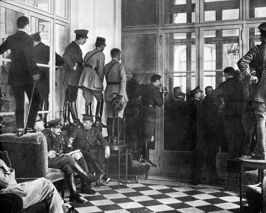 28. Juni 1919: Alle wollen sehen, wie die Deutschen unter Protest den verhängnisvollen Friedensvertrag in der Spiegelgalerie des Schlosses von Versailles unterschreiben.