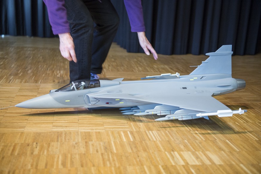 Das Modell eines Gripen-Kampfflugzeuges während einer Informationsveranstaltung vor der Abstimmung über das Gripen-Fonds-Gesetz (14.04.2014).
