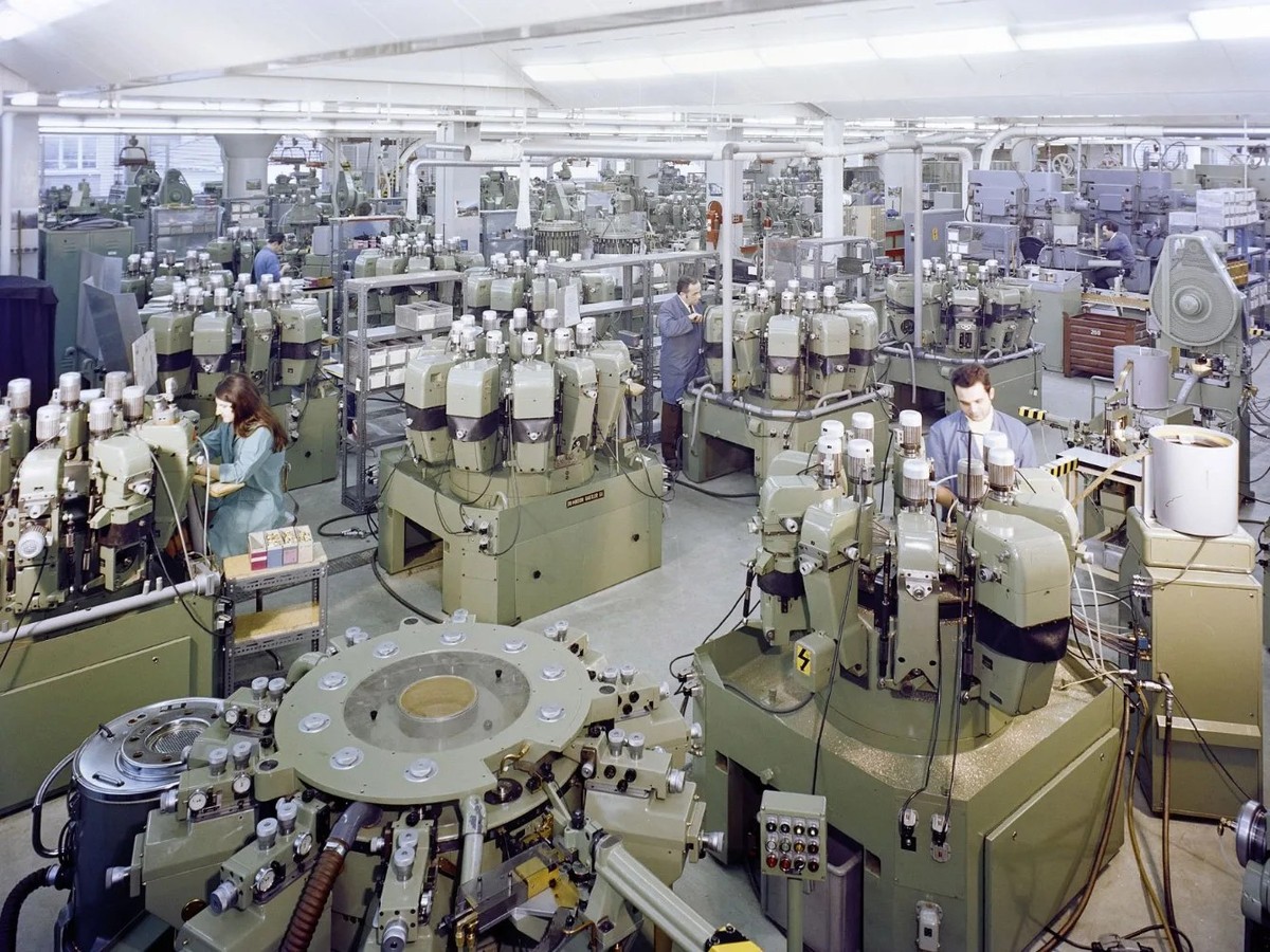 Blick in die Fabrikhallen der ETA, ca. 1960.
https://memobase.ch/de/object/zbs-001-3_31_7_6