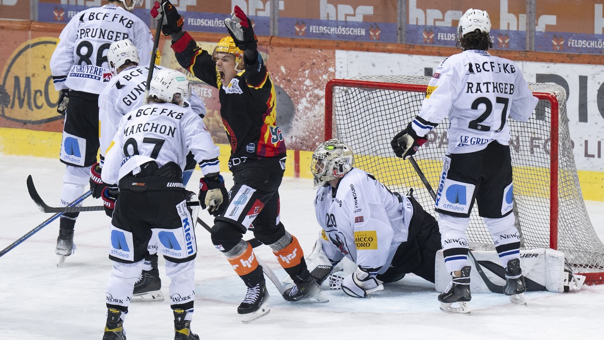 PostFinance Top Scorer Waltteri Merelae (SCB), recht, feiert den Treffer zum 3-2 im dritten Playoff Viertelfinal Eishockey Spiel der National League zwischen dem SC Bern und dem HC Fribourg Gotteron,  ...