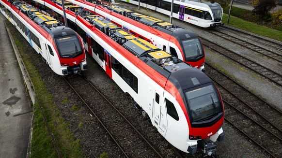 Drei neue Flirt Evo Zuege der Stadler Rail, von Thurbo, SBB, und RegionAlps, links nach rechts, sowie ein vorgaengermodell ein GTW Thurbo, hinten, waehrend einer gemeinsamen Praesentation der SBB, Thu ...