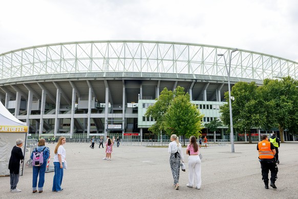 ABD0012_20240808 - WIEN - �STERREICH: ZU APA0078 VOM 8.8.2024 - Security Personal und Menschen, aufgenommen am Donnerstag, 8. August 2024 vor dem Ernst-Happel Stadion in Wien. Nach der Festnahme zweie ...