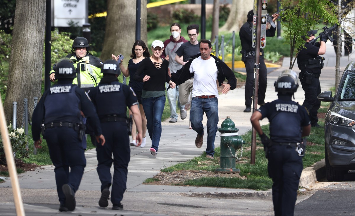 epaselect epa09903332 People are escorted to safety as Washington DC Metropolitan Police and US Secret Service investigate at the scene of a reported shooting near the Edmund Burke School in Northwest ...