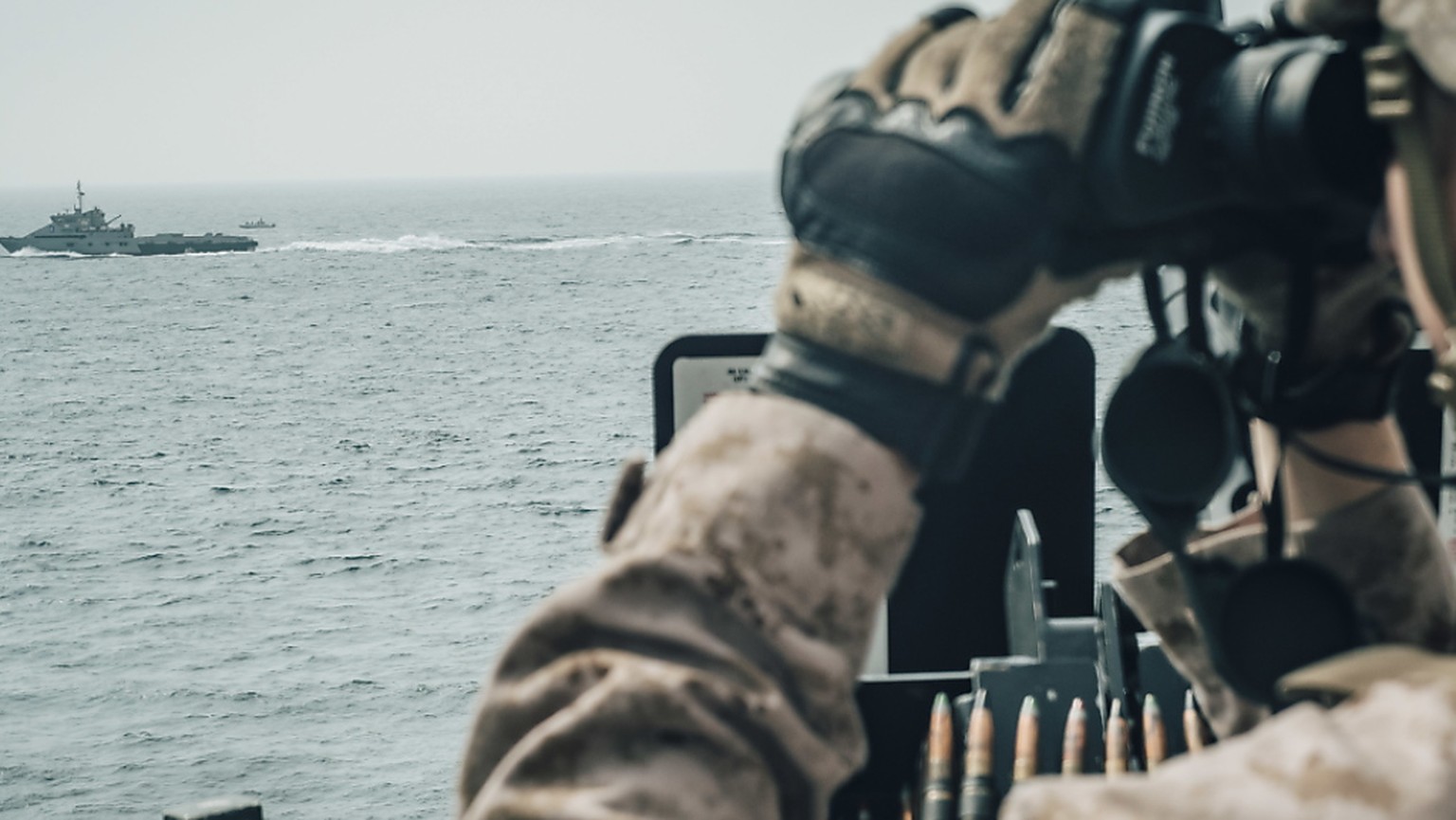 Ein US-Soldat beobachtet ein iranisches Schiff in der Strasse von Hormus. (Foto: US MARINE CORPS/STAFF SGT. DONALD HOLBERT via EPA Keystone)