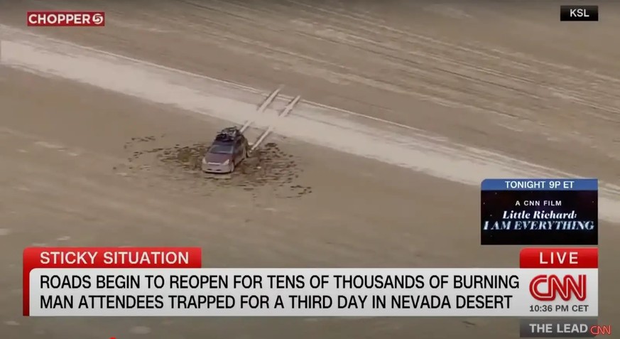 Burning Man 2023 – Autos, die im Schlamm stecken.