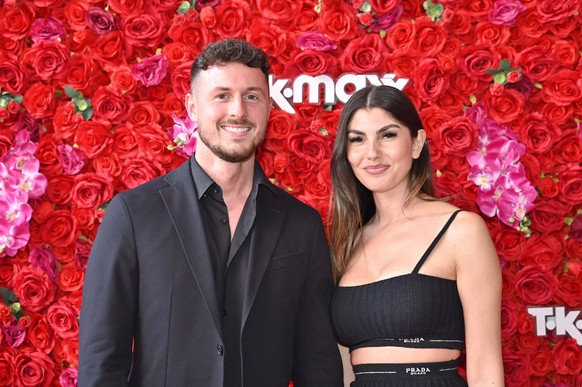 Jannik Kontalis und Yeliz Koc bei der TKMaxx Eröffnung im Supercandy Pop Up Museum. Köln, 10.05.2023 *** Jannik Kontalis and Yeliz Koc at the TKMaxx opening at the Supercandy Pop Up Museum Cologne, 10 ...