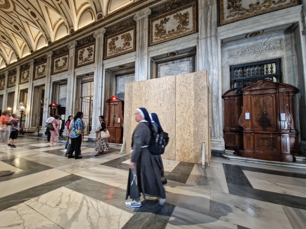 epa12047002 People visit the Cappella Paolina at Basilica of Santa Maria Maggiore where Pope Francis will be buried in Rome, Italy, 22 April 2025. Pope Francis died on Easter Monday, 21 April 2025 at  ...