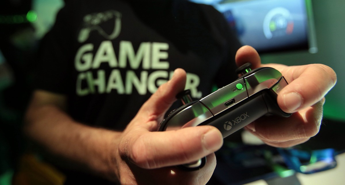 epa04872655 Visitors try out Microsoft's games console Xbox Elite at the computer and video games fair Gamescom in Cologne, Germany, 05 August 2015. The trade show will run from 05 to 09 August 2 ...